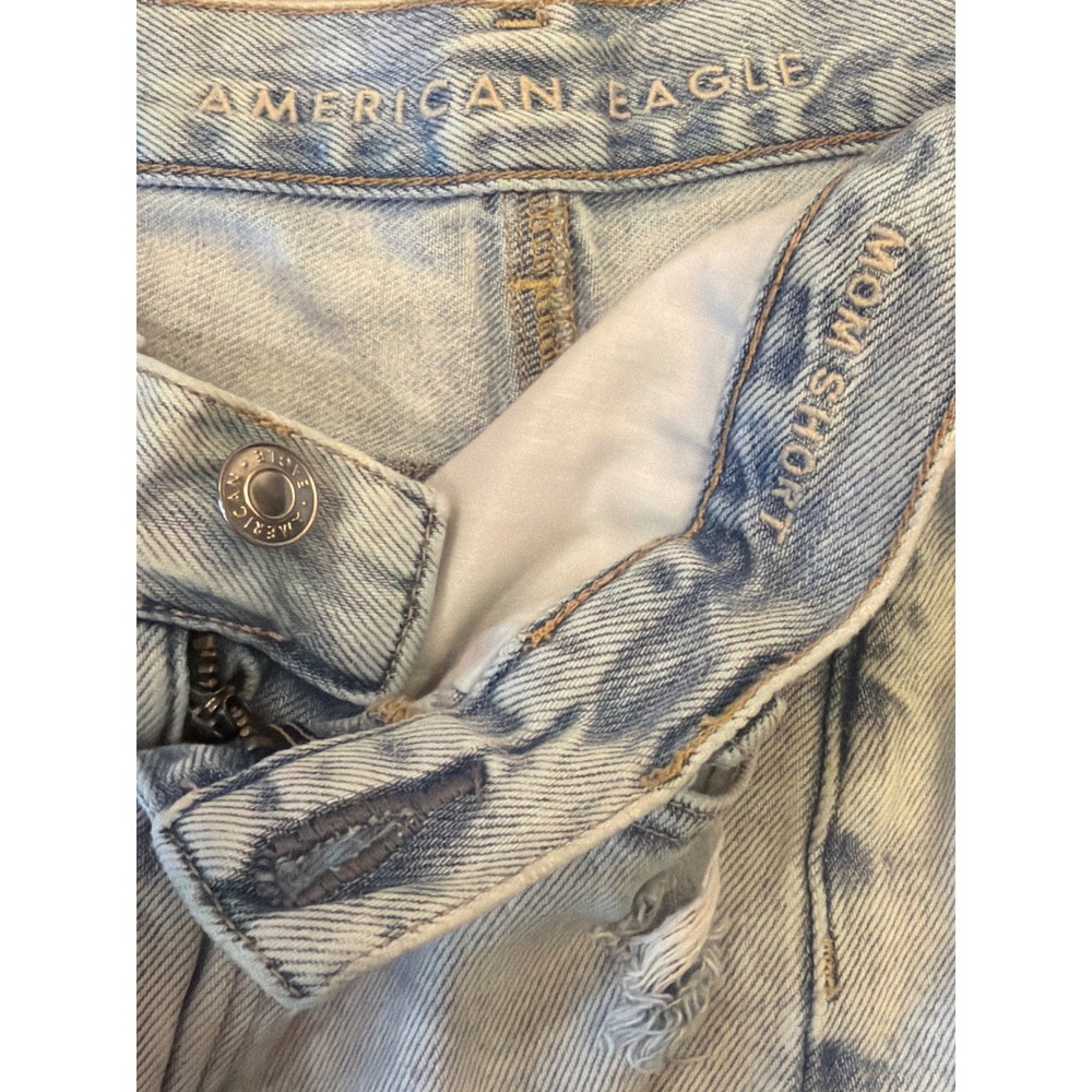 American Eagle Mom Shorts Light Wash Distressed Denim High Waisted Size 6